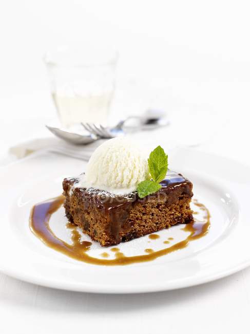 Sticky toffee pudding — Stock Photo