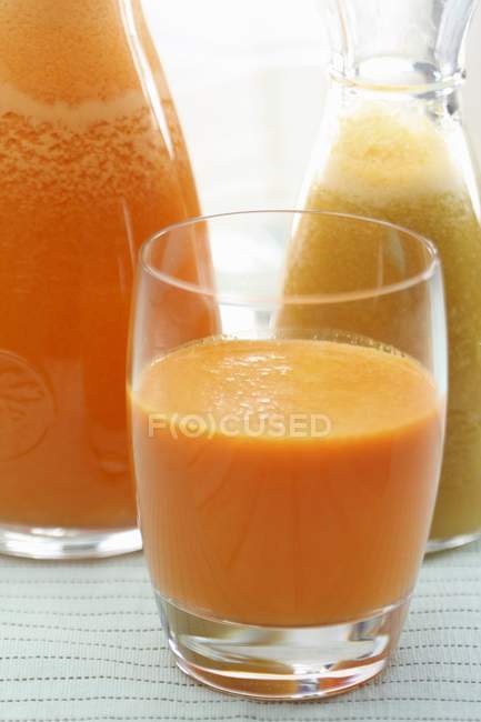Carota appena spremuta e succo d'arancia — Foto stock