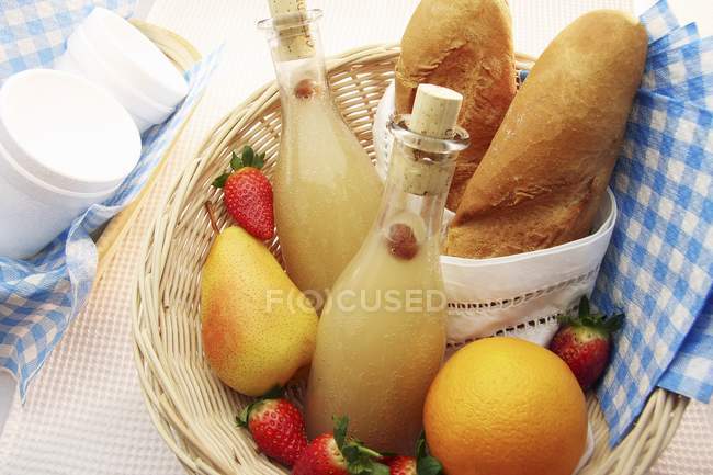 Picnic basket with beer — Stock Photo