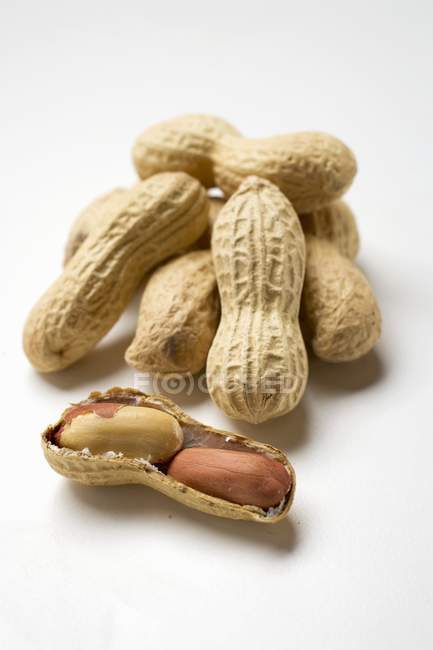 Varios cacahuetes en blanco - foto de stock