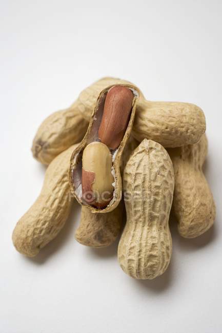 Varios cacahuetes en blanco - foto de stock