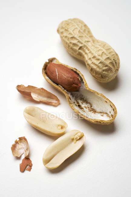 Peanuts, shelled and unshelled — Stock Photo