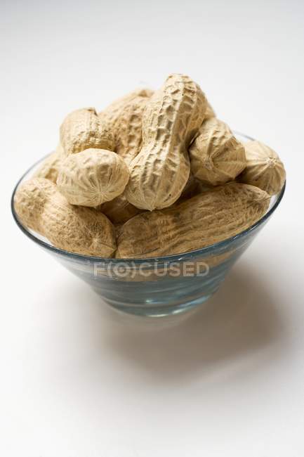 Varios cacahuetes en un tazón - foto de stock