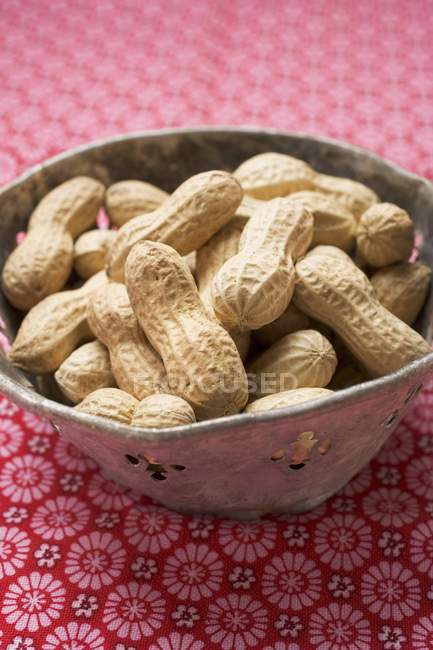 Varios cacahuetes en cáscara - foto de stock
