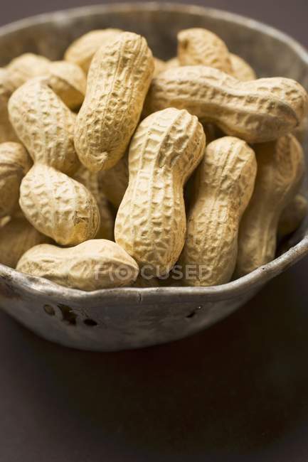 Varios cacahuetes en cáscara - foto de stock