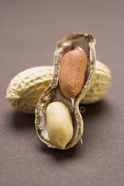 Erdnüsse, geschält und ungeschält — Stockfoto
