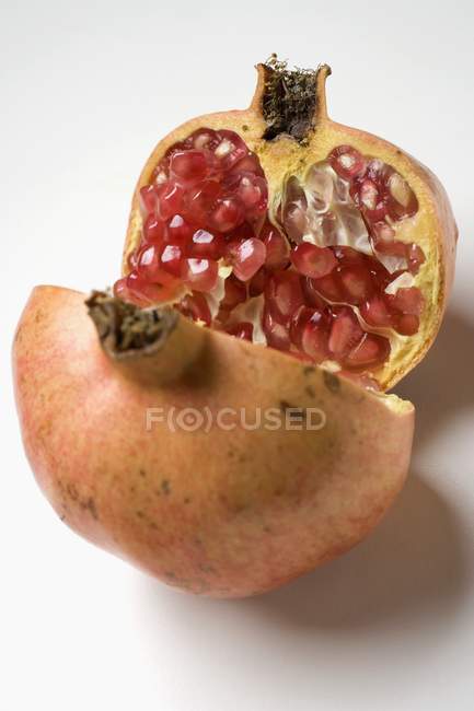 Reifer halbierter Granatapfel — Stockfoto