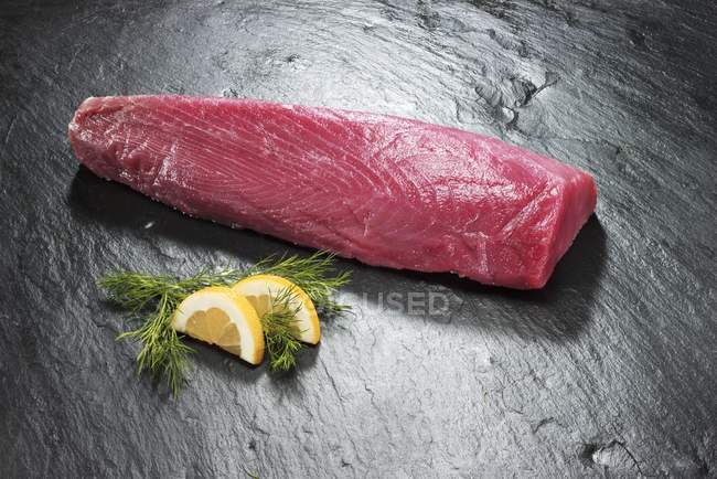 Filé de atum fresco — Fotografia de Stock