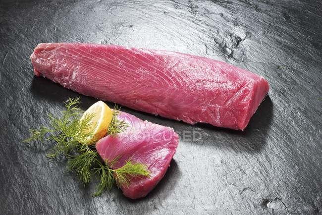 Filete de atún fresco - foto de stock