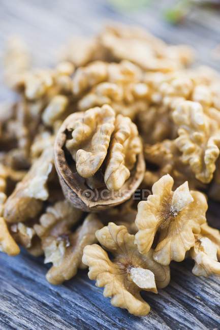 Куча оболочек грецких орехов — стоковое фото