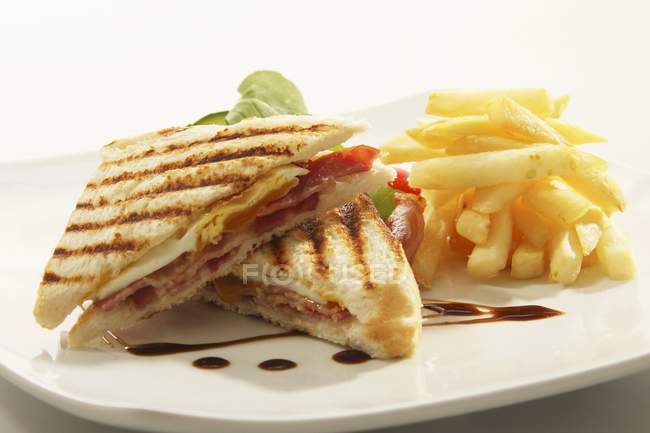 Egg and bacon sandwich with fried chips — Stock Photo