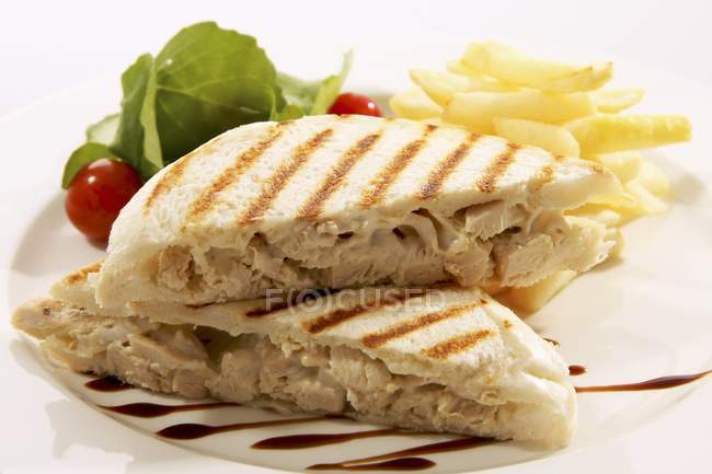 Chicken sandwich with fried chips — Stock Photo