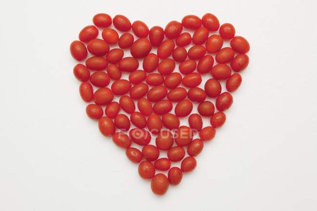 Coeur en forme de tomates prunes — Photo de stock