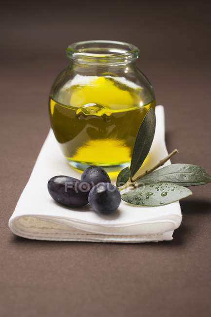 Olives noires et bocal d'olive — Photo de stock