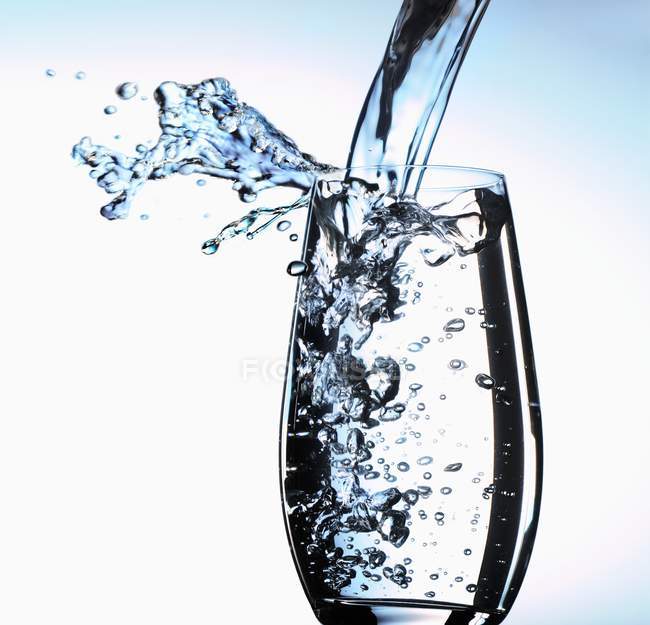 Verser de l'eau claire — Photo de stock