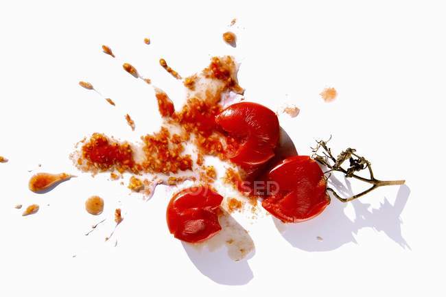 Стисло червоні помідори — стокове фото