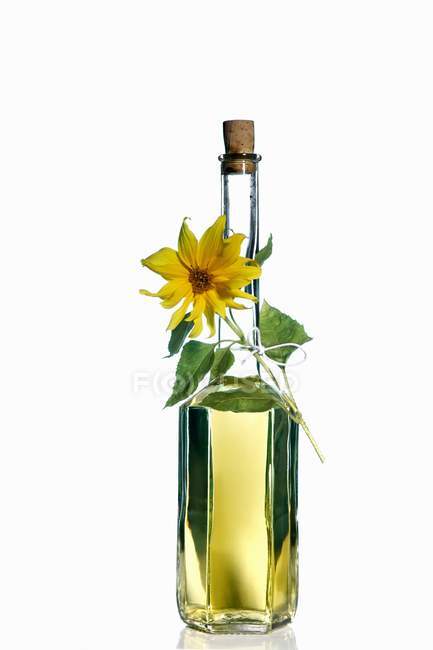 Vista de cerca de una botella de vidrio de aceite de girasol - foto de stock