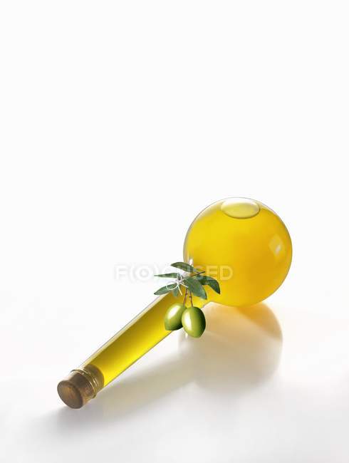 Botella de aceite de oliva - foto de stock