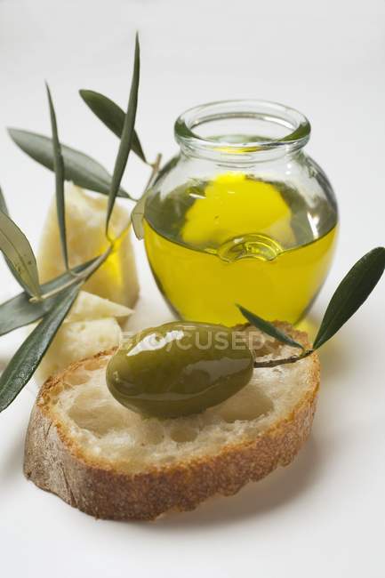Oliva verde con ramoscello — Foto stock
