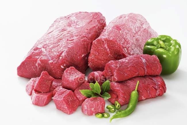 Сырая говядина рулады и кубики мяса — стоковое фото
