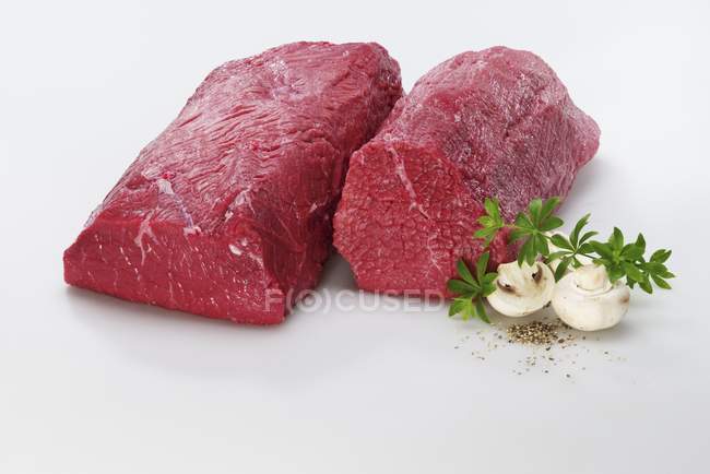 Шматочки сирої яловичини — стокове фото