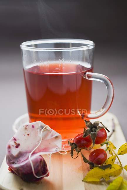 Чашка чая с шиповником — стоковое фото