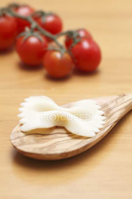 Pieza de pasta farfalle sola - foto de stock