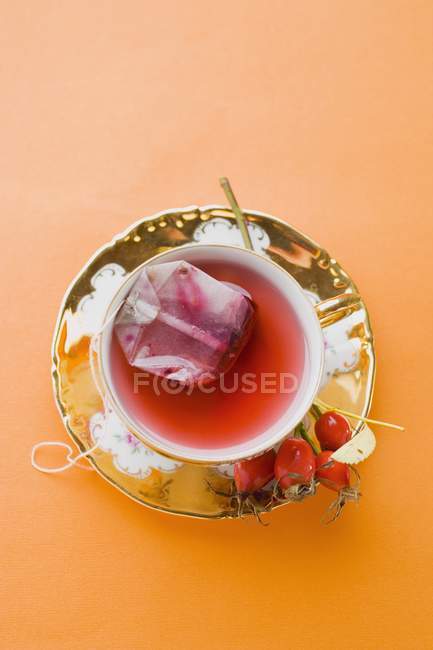 Chá de rosa na xícara — Fotografia de Stock