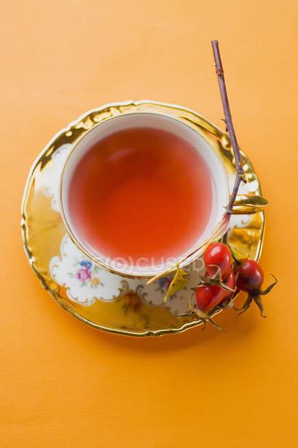 Thé à la rose dans une tasse — Photo de stock