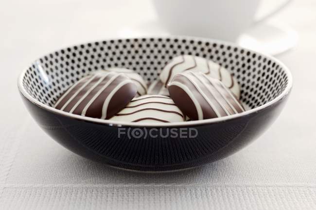 Chocolate biscuits in ceramic dish — Stock Photo