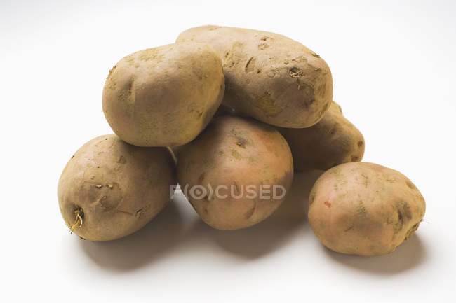Várias batatas vermelhas cruas — Fotografia de Stock