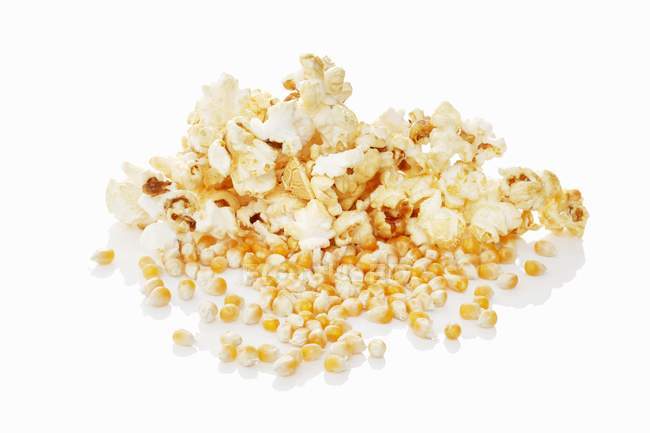 Popcorn e chicchi di mais — Foto stock