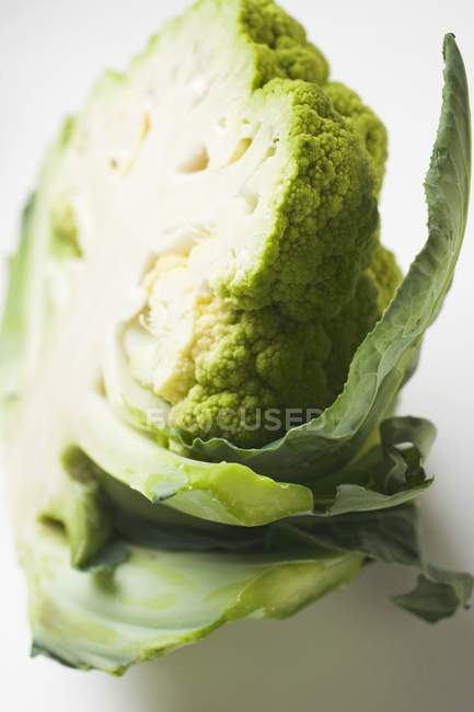Chou-fleur vert, coupé en deux — Photo de stock