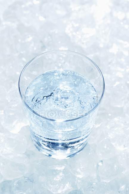 Verre d'eau avec glace — Photo de stock