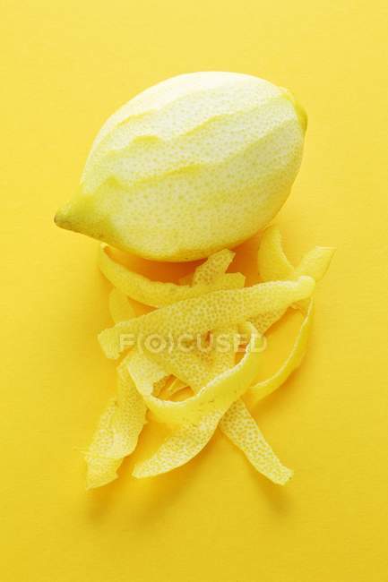 Cáscara de limón y limón - foto de stock