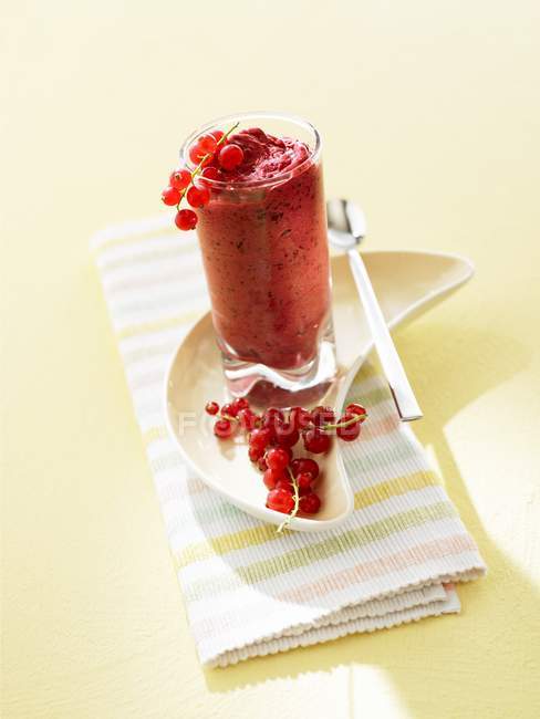 Cherry and redcurrant sorbet — Stock Photo