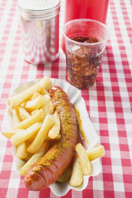 Currywurst ковбаса з кетчупом і порошку карі — стокове фото