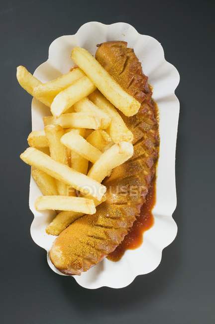 Currywurst mit Ketchup und Currypulver — Stockfoto