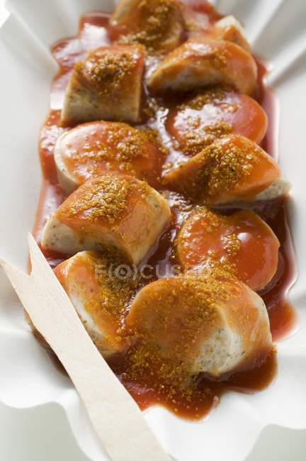 Каррівурстські ковбаски з кетчупом та порошком каррі — стокове фото