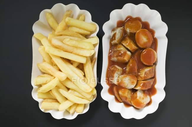 Salsicha com ketchup e batatas fritas — Fotografia de Stock