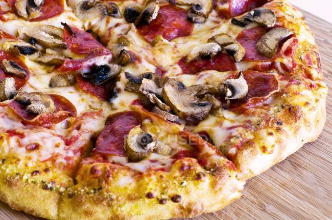 Pizza aux champignons et pepperoni — Photo de stock