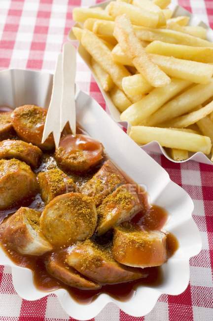 Salsicha com ketchup e batatas fritas — Fotografia de Stock