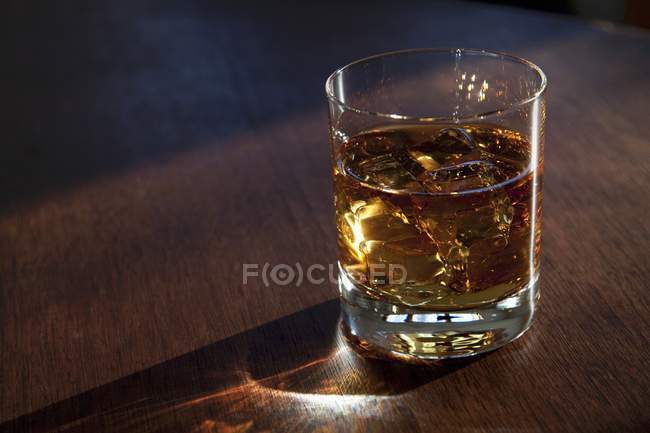 Whisky en las rocas - foto de stock