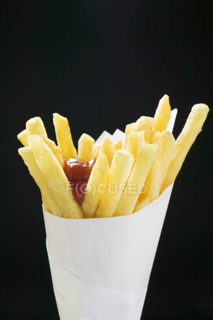 Patatas fritas con salsa de tomate - foto de stock