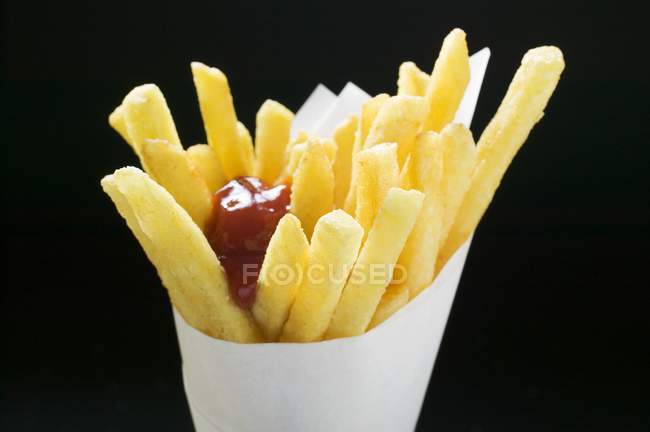 Fried chips with ketchup — Stock Photo