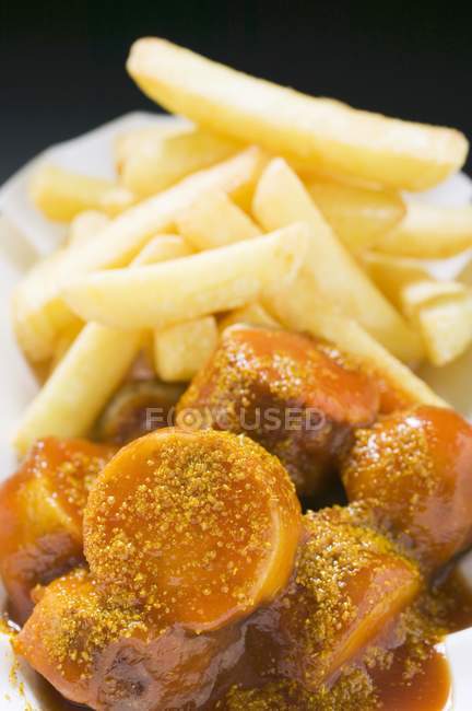 Salsicce al currywurst con ketchup e curry in polvere — Foto stock