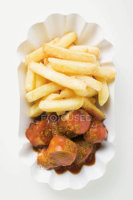 Enchidos currywurst com ketchup e caril em pó — Fotografia de Stock
