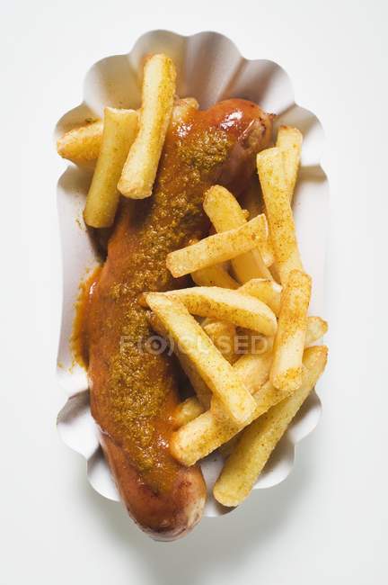 Currywurst mit Ketchup und Currypulver — Stockfoto
