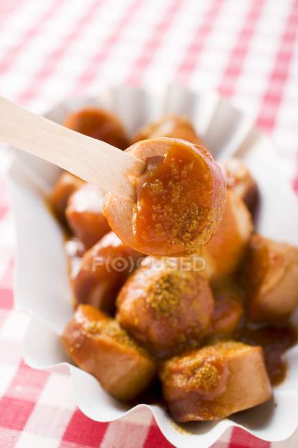 Сосиски из карривурста с кетчупом и порошком карри — стоковое фото
