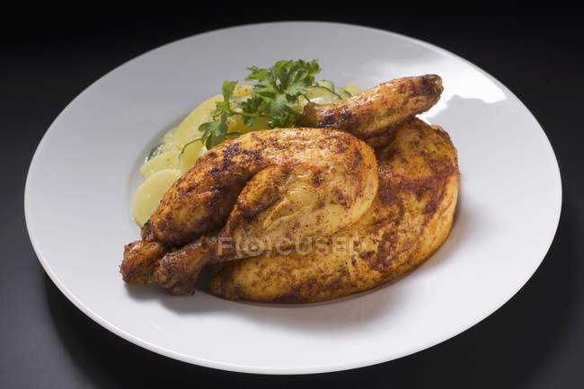 Жареная курица с картофелем и огуречным салатом — стоковое фото
